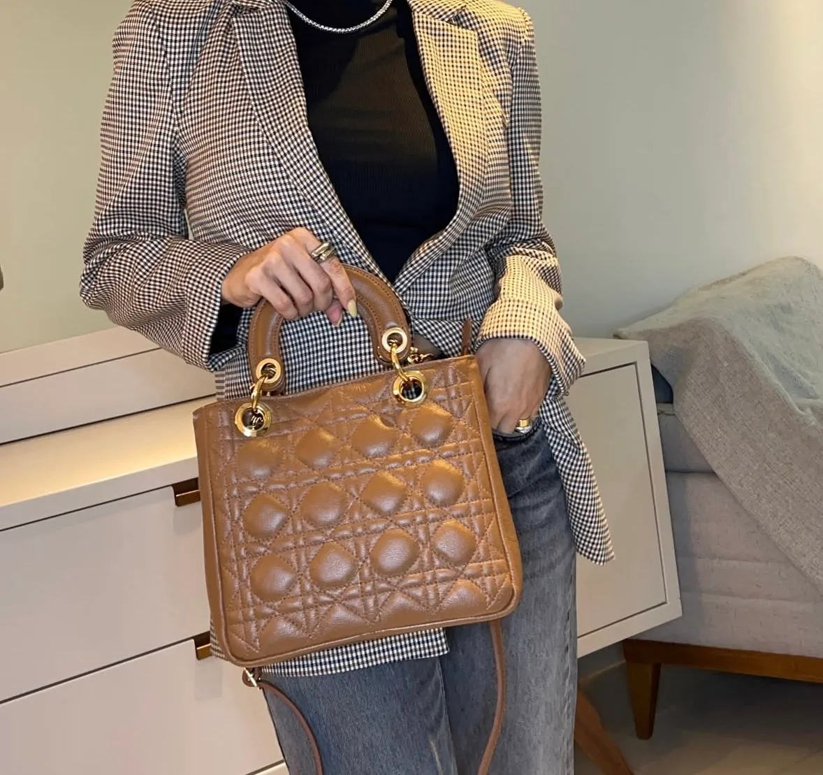 Bolsa Emma P usada no corpo