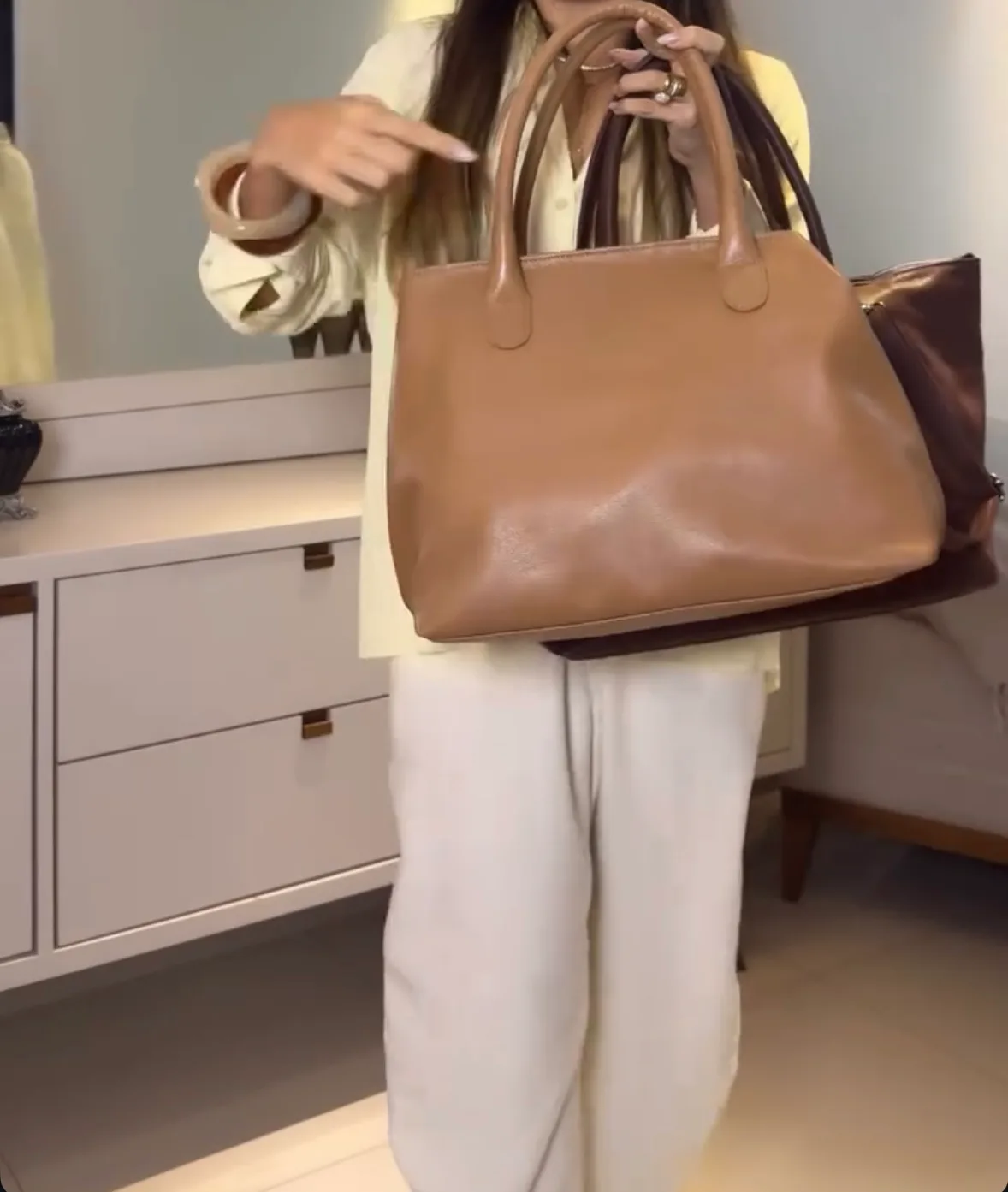 Bolsa Júlia usada no corpo, foto 1 de 2
