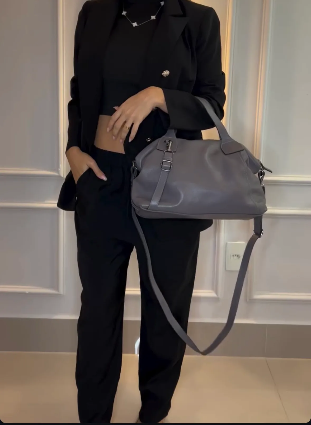 Bolsa Mala M usada no corpo, foto 1 de 3